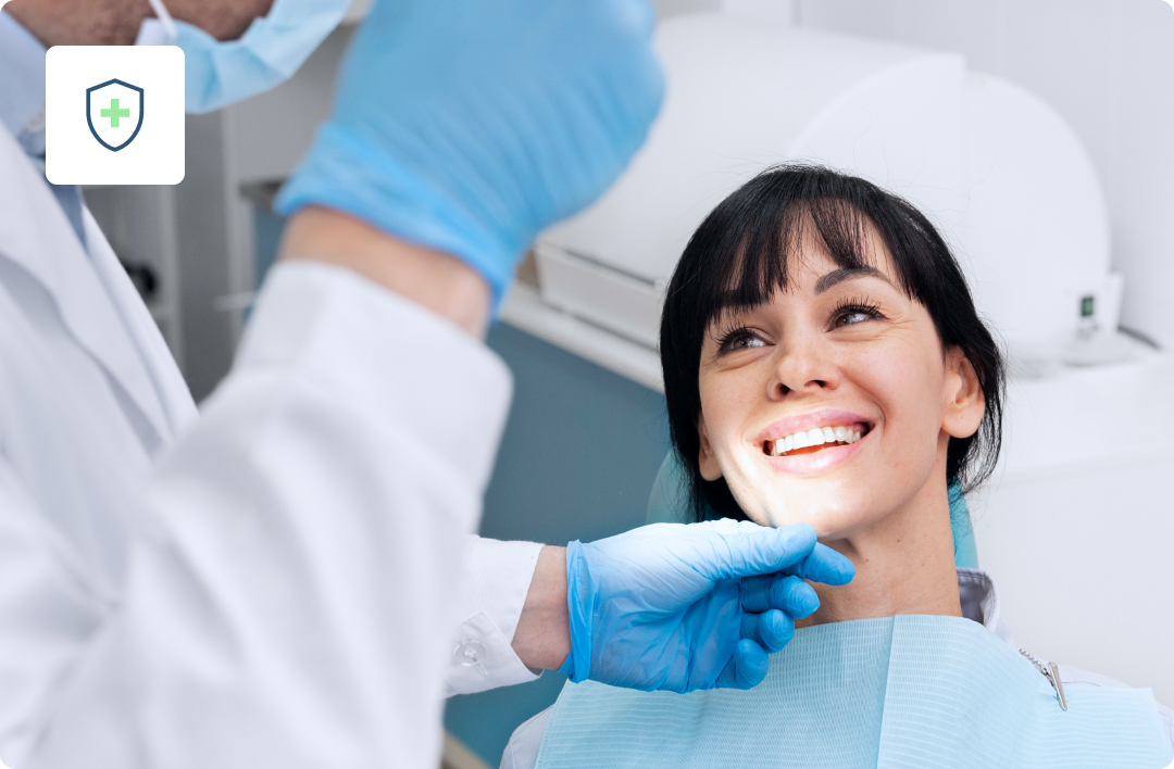 Paziente sorridente durante una visita presso la Clinica Santa Caterina